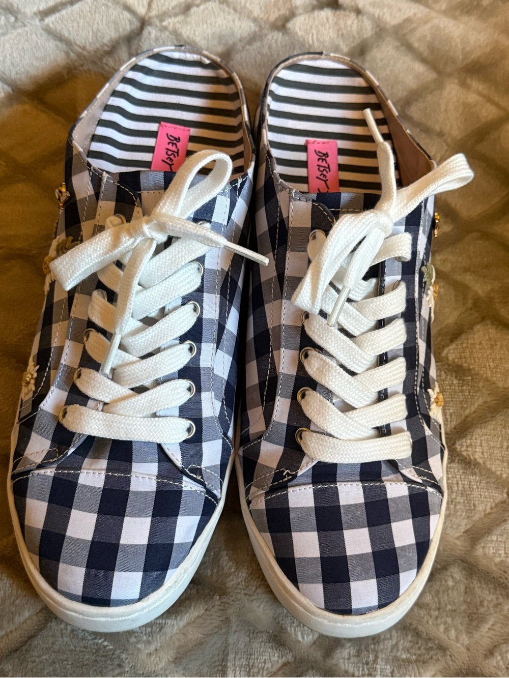 Size 9.5 Betsey Johnson Navy White Gingham Jeweled Bee Daisy Embroidered Sneaker - Picture 5 of 8